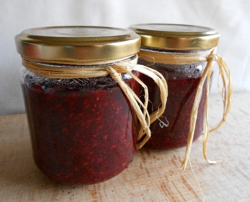 Confituur maken zonder suiker - bessenconfituur met chiazaadjes - in potjes