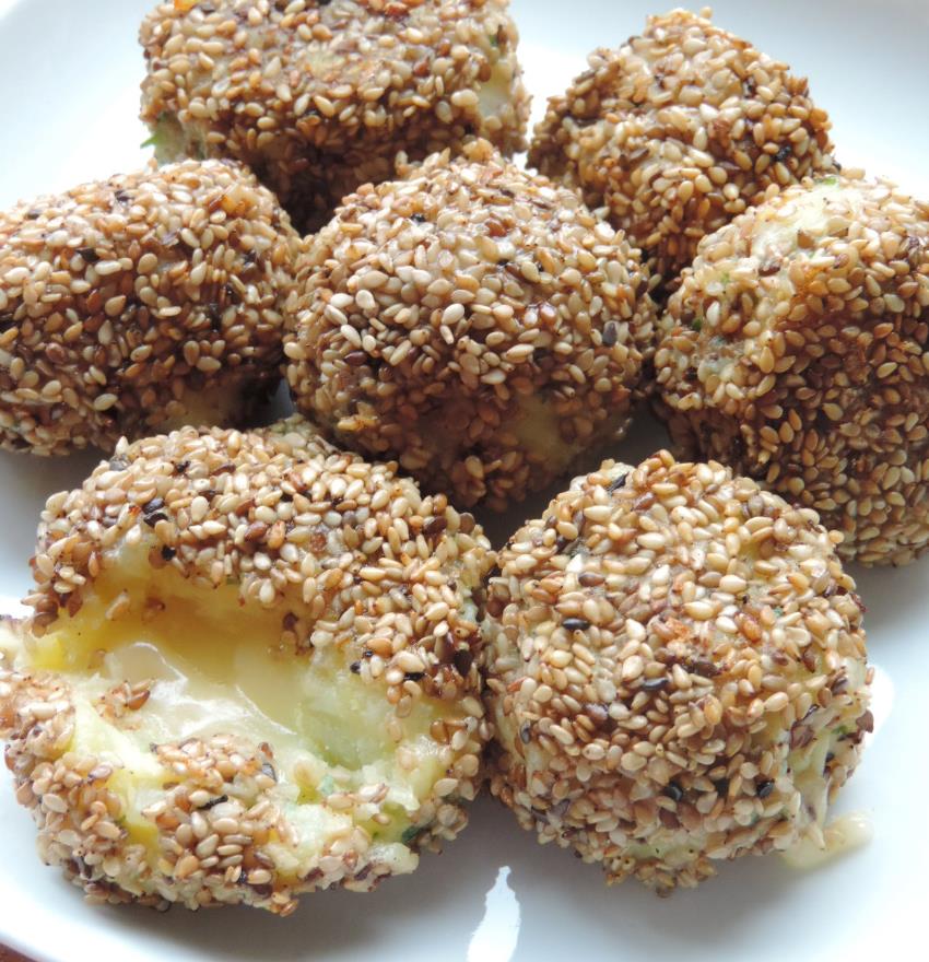 Kroketjes van aardappelen met kaas en peterselie erin, sesamzaadjes errond
