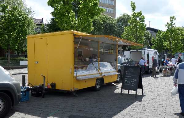 Grasboter kopen op de markt (vrijdag voormiddag) in Hasselt.