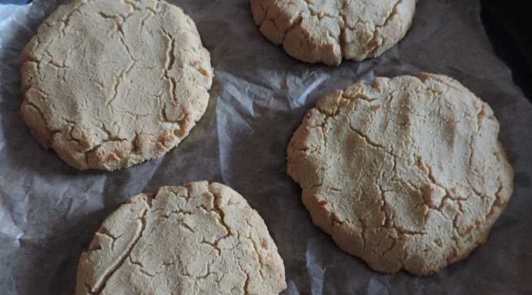 kokosmeel-broodjes-op-bakplaat