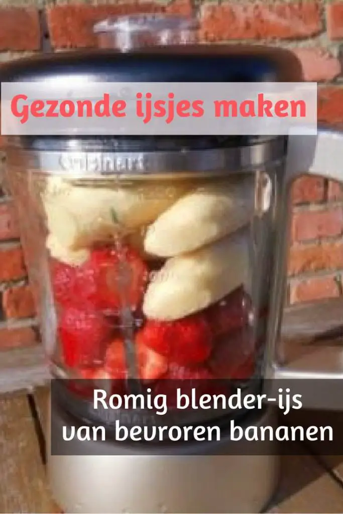 Romig blender-ijs van fruit, zelf gezond ijs maken - Blender-kan met bevroren bananen en verse aardbeien 