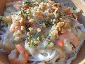 rijst-tagliatelli-met-venkel-zalm-scampis-noten-roomsaus