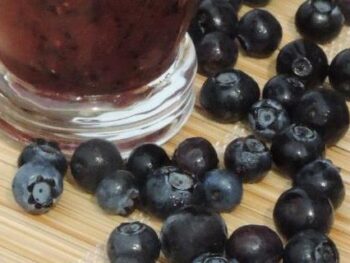 Fruit smoothie met watermeloen en blauwe bessen