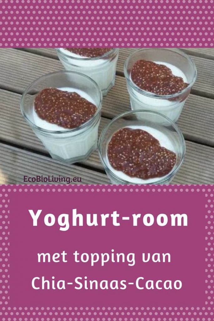 Glaasjes met yoghurtroom dessert met cacao topping - op een houten tuintafel