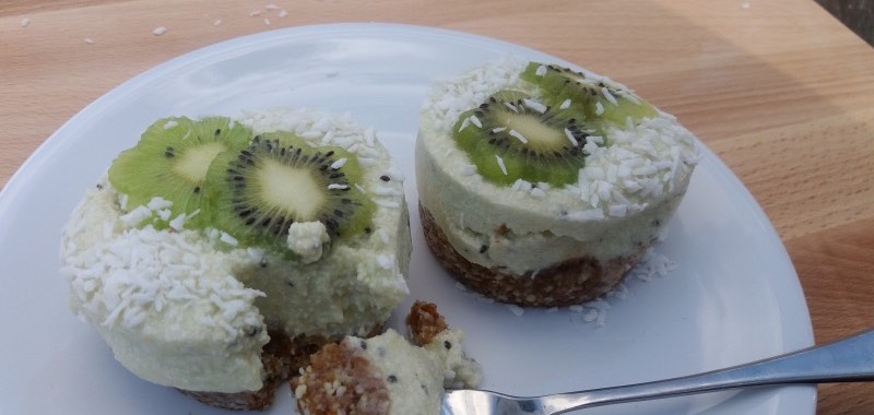 Lekkere kiwi-taartjes met kokosroom op een wit bord - glutenvrij en zonder zuivel