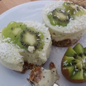 Glutenvrij gebak - kleine taartjes met kokosroom en kiwi