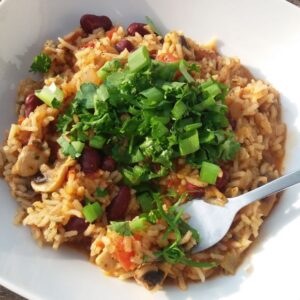 Vegetarische Jambalaya - eenpansgerecht van rijst met groenten en pittig gekruid