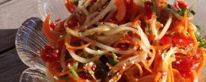 Koolhydraatarme noodles - Komkommer-wortel noodles met Aziatische dressing - gezonde rauwkost