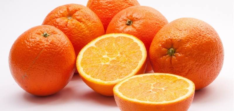 Sinaasappels - Appelsienen - eentje doormidden gesneden