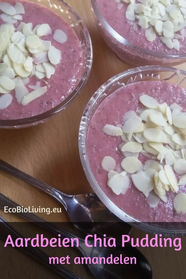 Aardbeien Chia Pudding in glazen kommetjes met amandelschilfers als topping