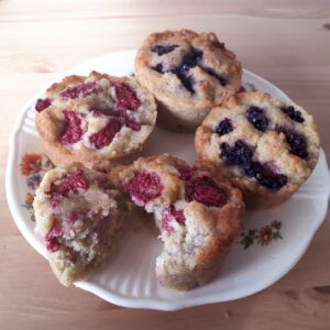 Koolhydraatarme muffins van amandelmeel - glutenvrij koolhydraatarm gebak - met frambozen en braambessen als topping