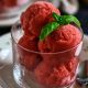 Aardbeien sorbet ijs met basilicum