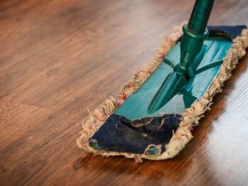 natuurlijke producten om te poetsen - houten vloer poetsen