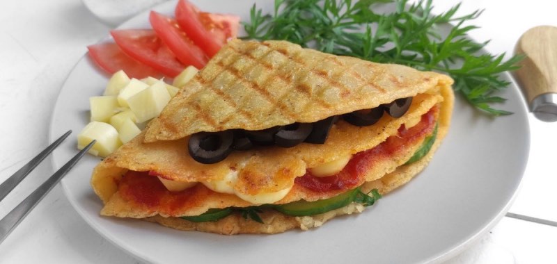 Quesadilla - gegrilde glutenvrije tortilla met vegan vulling - op een wit bord