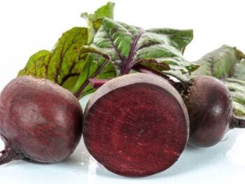 rode bietjes met loof op witte ondergrond - een biet doormidden gesneden