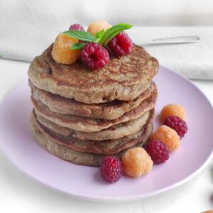 Glutenvrije Boekweit Pancakes op een stapeltje - met frambozen.