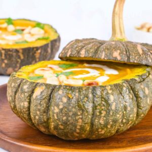 Thaise pompoensoep in uitgeholde pompoen