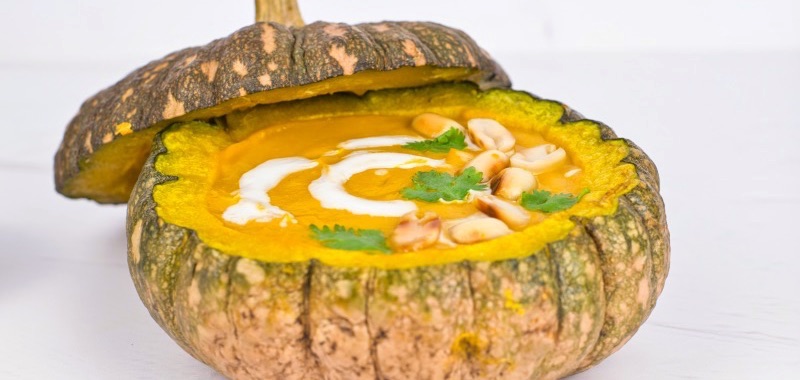 Thaise pompoensoep in uitgeholde pompoen