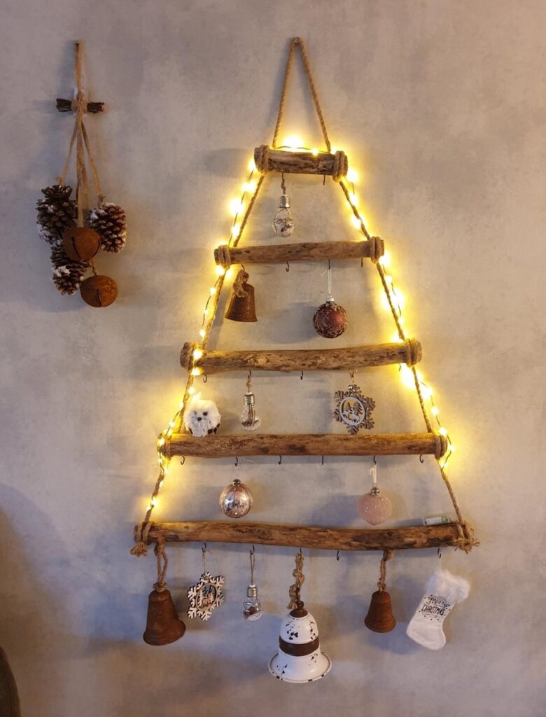 alternatief voor kerstboom - takken met haakjes - gedecoreerd aan de muur